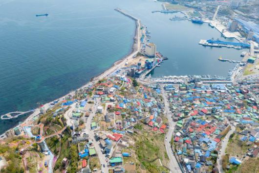 강원 동해시 묵호등대 북쪽 상공에서 바라본 묵호항 일대.