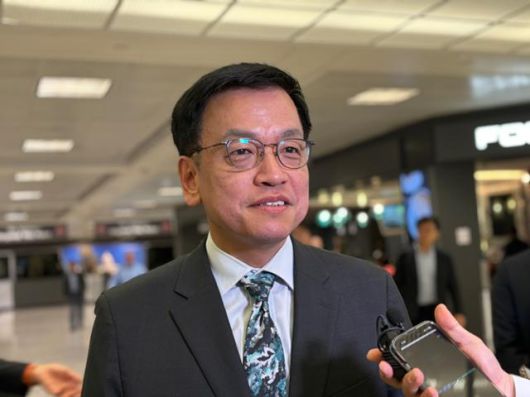 최상목 부총리 겸 기획재정부 장관이 도널드 트럼프 미국 행정부와 관세 문제를 논의하기 위해 22일 워싱턴DC 인근 덜레스국제공항에 도착, 특파원단 질문에 답하고 있다. 뉴시스