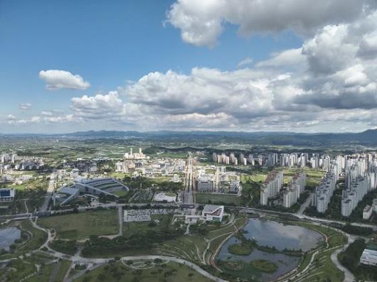 홍성의 용봉산과 예산의 수암산이 에워싼 공간으로 충청남도 내포신도시에 조성 중인 27만4,650㎡ 규모의 공원. 충청남도 제공