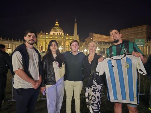 프란치스코 교황의 고국인 아르헨티나에서 바티칸을 찾은 귀도(맨 왼쪽)와 그의 가족들은 22일 새벽 입장이 차단된 바티칸 앞에서 한국일보와 만나 장례식에 꼭 다시 올 것이라고 말했다. 로마=신은별 특파원