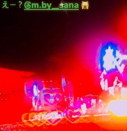 지드래곤은 후기 인증샷을 게재하는 과정에서 트와이스 공식 계정이 아닌 멤버 사나의 개인 계정만을 태그해 이목을 집중시켰다. 지드래곤 SNS