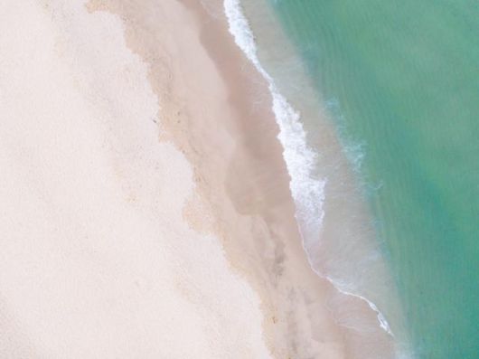 강원 동해시 한섬해변의 에메랄드빛 모래사장에 잔잔한 파도가 밀려들고 있다.