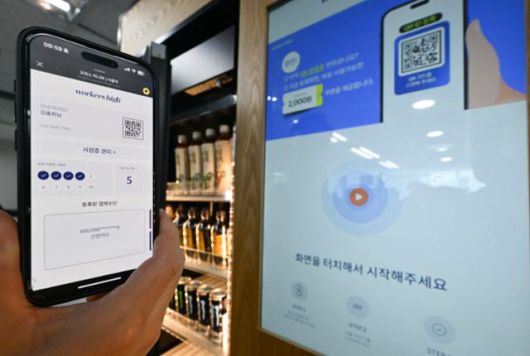 스마트 자판기인 워커스하이는 앱의 큐알코드나 전자사원증을 자판기에 대면 자동으로 계산이 이뤄져 자판기 내부의 상품을 가져갈 수 있다. AI와 연동된 자판기는 이를 분석해 이용자별로 취향에 맞는 상품을 추천하거나 할인권을 보내 준다. 최주연 기자