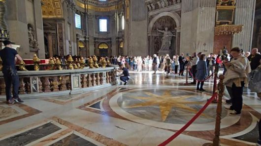 프란치스코 교황이 23일부터 일반 조문객을 맞을 바티칸 성 베드로 대성당 내 공간에 22일 빨간 펜스가 둘러져 있다. 교회 관계자는 교황이 높은 제단 위가 아닌 바닥에 자리할 것이라고 말했다. 바티칸=신은별 특파원