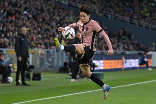 이강인이 23일(한국시간) 프랑스 낭트의 스타드 드 라 보주아르에서 열린 파리 생제르맹(PSG)과 낭트의 2024~25시즌 리그1 29라운드 순연 경기에서 공을 받고 있다. 그는 전반 비티냐의 선제골을 도우며 '시즌 6호 도움'을 올렸다. 낭트=AFP 연합뉴스