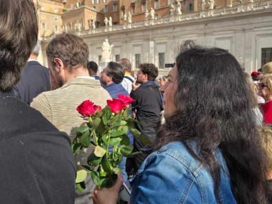 23일 바티칸 성 베드로 광장에서 만난 이보나 하틀리가 프란치스코 교황을 위해 준비한 장미를 든 채 운구 행렬을 지켜보고 있다. 바티칸=신은별 특파원