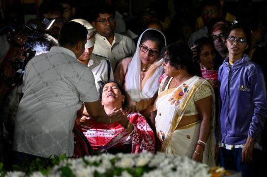 24일 인도 부바네스와르 공항에서 지난 22일 발생한 파할감 총격 테러의 희생자 유족이 시신을 보며 슬퍼하고 있다. 부바네스와르=로이터 연합뉴스