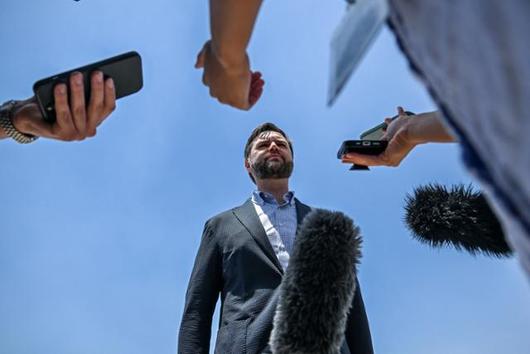 JD 밴스 미국 부통령이 23일 인도 아그라 타지마할을 방문한 뒤 기자들과 만나 질문에 답하고 있다. 아그라=로이터 연합뉴스