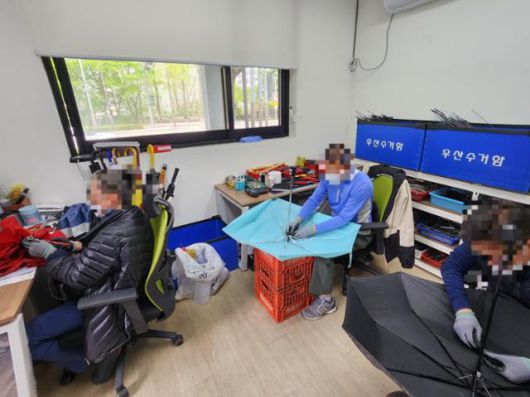 21일 서울 강동구 우산수리센터에서 직원들이 망가진 우산을 수리하는 모습. 송주용 기자