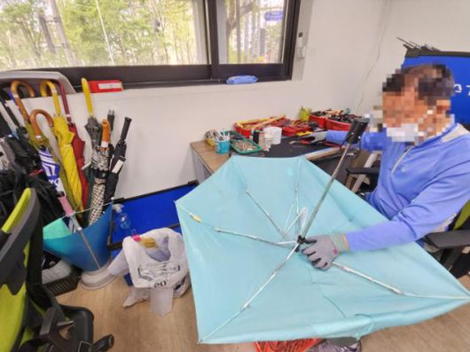 21일 서울 강동구 우산수리센터에서 직원이 우산을 수리하는 모습. 송주용 기자