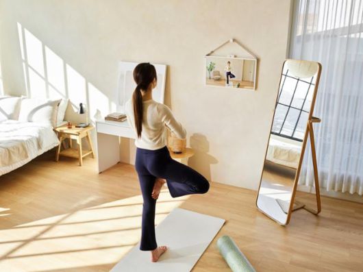 4년 만에 출시된 이동식 무선 TV LG 스탠바이미 2는 TV 화면 뒤 버튼을 누르면 스탠드와 화면이 한번에 분리돼 벽에 걸어두거나 책상 등에 세워서 쓸 수 있다. LG전자 제공