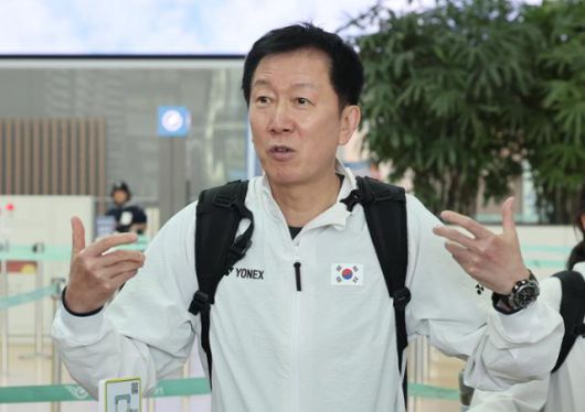 박주봉 한국 배드민턴대표팀 감독이 24일 인천국제공항에서 출국에 앞서 선수들과 이야기를 나누고 있다. 영종도=연합뉴스