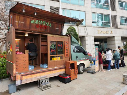 18일 서울 서초구 한 아파트 단지에 서초구에서 운영하는 바퀴달린서초 버스가 찾아간 모습. 송주용 기자