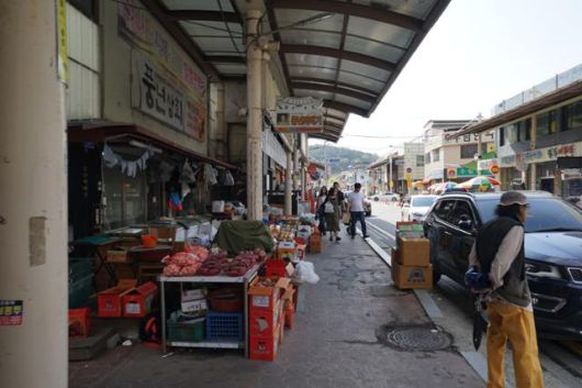지난 21일 충남 공주 산성시장에서 시민들이 장을 보고 있다. 산성시장은 윤석열 전 대통령이 지난해 12.3 불법계엄 전날 방문한 곳이다.
