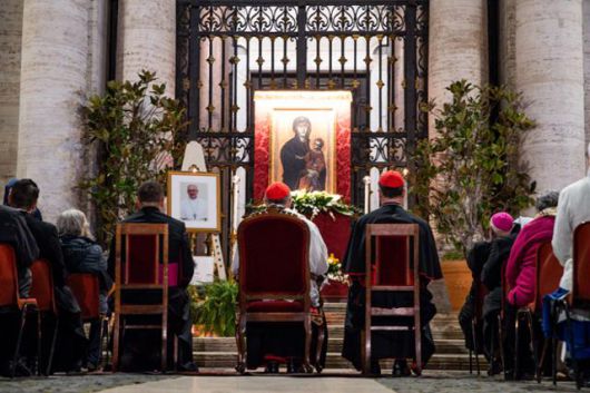 22일 이탈리아 로마의 산타 마리아 마조레 대성당에서 진자들이 묵주 기도에 참석하고 있다. 생전 프란치스코 교황은 이곳을 영원한 안식처로 선택했다. 로마=EPA 연합뉴스