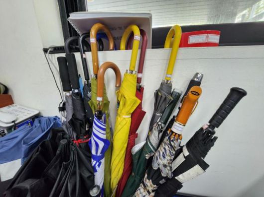 21일 강동구 우산수리센터에서 수리를 마친 우산들이 주인을 기다리는 모습. 송주용 기자