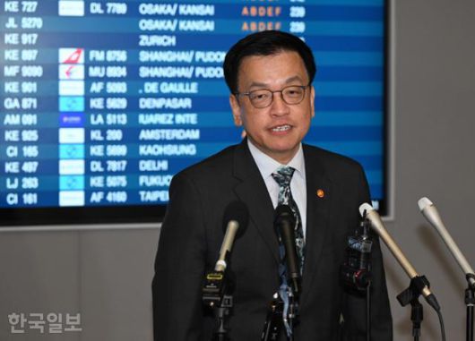 최상목 경제부총리 겸 기획재정부 장관이 22일 영종도 인천국제공항 제2여객터미널에서 미국으로 출국하기 앞서 발언하고 있다. 홍인기 기자