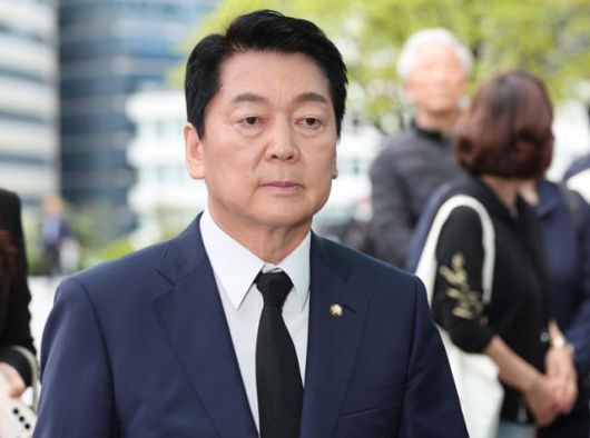 안철수 국민의힘 의원이 22일 서울 중구 명동대성당에 마련된 프란치스코 교황 분향소로 향하고 있다．연합뉴스