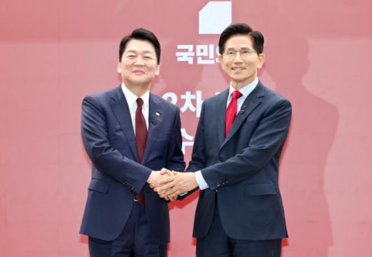 안철수(왼쪽) 국민의힘 의원이 23일 서울 여의도 국민의힘 중앙당사에서 열린 2차 경선 토론회 미디어데이에서 김문수 전 고용노동부 장관과 포즈를 취하고 있다. 고영권 기자