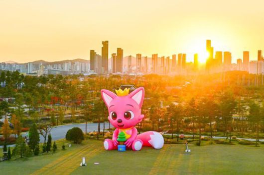 세종 신도시 복판에 자리 잡은 국립세종수목원. 국내 최초의 도심형 국립수목원이다. 수목원과 멀리 보이는 아파트 단지 사이에는 세종중앙공원이 있다. 그 안에 일산 호수공원 2배 면적의 세종호수공원이 있다. 한국수목원정원관리원 제공