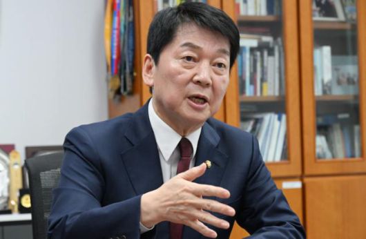 국민의힘 대선 주자인 안철수 의원이 23일 국회 의원회관에서 본보와 인터뷰하고 있다. 고영권 기자