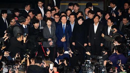 지난해 12월 3일 밤 당시 윤석열 대통령이 비상계엄을 선포한 가운데 4일 새벽 국회에서 비상계엄 해제요구 결의안 통과 후 이재명 더불어민주당 대표가 입장을 밝히고 있다. 고영권 기자