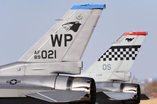 3월 19일 경기 오산 공군기지에서 주한미군 제36전투비행대대 소속 F-16 전투기 2대가 이륙 허가를 받기 전 나란히 주기돼 있다. 미 7공군 제공