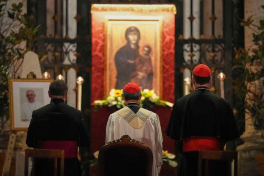 필리핀의 안토니오 루이스 타글레(가운데) 추기경이 24일 이탈리아 로마 산타 마리아 마조레 대성당에서 기도를 올리고 있다. 로마=AP 연합뉴스