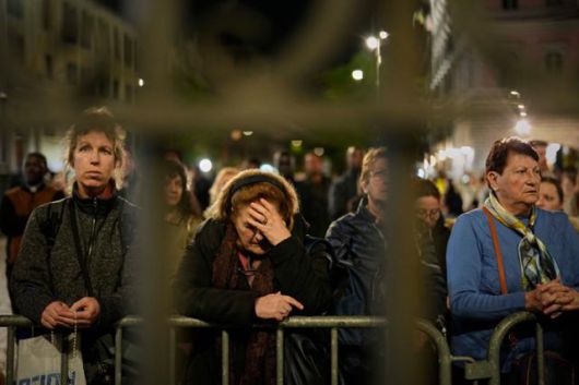 프란치스코 교황이 영면할 이탈리아 로마의 산타 마리아 마조레 대성당 외부에 추모객들이 24일 모여 있다. 로마=AP 연합뉴스