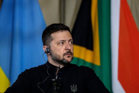 볼로디미르 젤렌스키 우크라이나 대통령이 24일 남아프리카공화국 프리토리아에서 시릴 라마포사 대통령과의 공동 기자회견에 참석해 있다. 프리토리아=AFP 연합뉴스