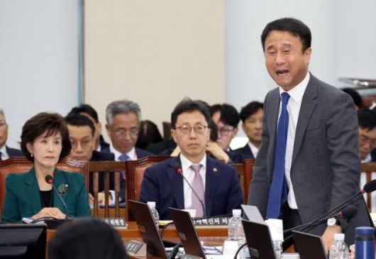 한병도(앞줄 오른쪽) 더불어민주당 의원이 24일 서울 여의도 국회의사당에서 열린 행정안전위원회 전체회의에 참석해 '5·18 민주화운동 북한군 개입설'에 대한 박선영(맨 왼쪽) 진실화해위원장의 답변에 울먹이며 항의하고 있다. 뉴시스