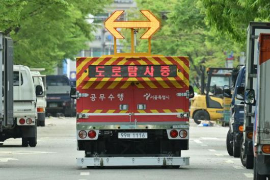 21일 서울 영등포구 문래동 일대에서 서울시 지표투과레이더(GPR) 탐사 차량이 도로 탐사를 진행하고 있다. 최주연 기자