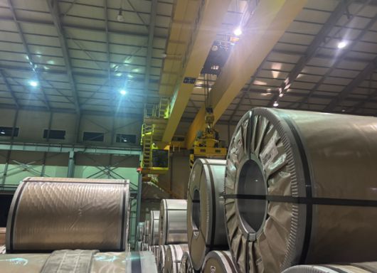 코일들이 정렬된 화물 창고 내부에 위치한 김승주씨의 천장 크레인 모습. 김씨는 이곳에서 크레인 기사로 일하게 되기까지 어린 여성이란 이유로 숱한 성차별적 발언을 들어야 했다. 김씨 제공