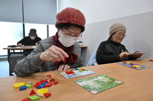 2월 27일 서울 강북구 번동의 고령자복지주택 내 치매안심센터에서 주민들이 칠교활동을 하고 있다. 정다빈 기자