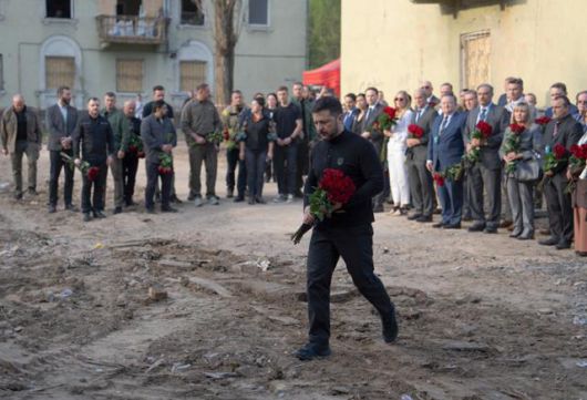 러시아 대규모 공습으로 우크라이나 수도 키이우에서 사상자 100여명이 발생한 다음날인 25일 볼로디미르 젤렌스키 대통령이 희생자에게 헌화하고 있다. 키이우=EPA 연합뉴스