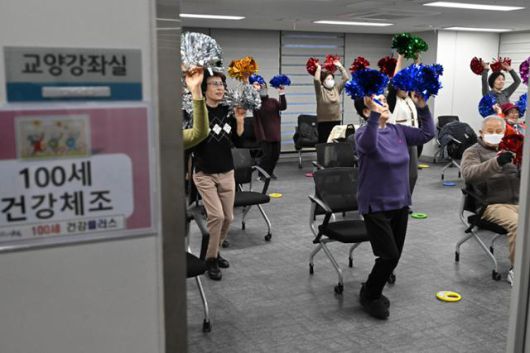 2월 27일 서울 강북구 번동의 고령자복지주택 1층 건강센터에서 주민들이 응원술을 들고 활동하고 있다. 정다빈 기자