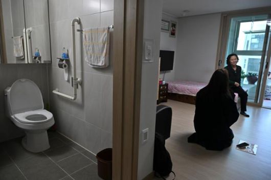 2월 27일 서울 강북구 번동 고령자주택의 한 가구 모습. 고령자 친화 설계가 돼 있어 문턱이 없고 화장실엔 미닫이문과 손잡이가 곳곳에 설치돼 있다. 정다빈 기자