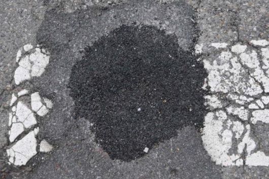 21일 서울 은평구 대조동에 전날 오후 2시 신고된 포트홀 발생 구역이 메꿔져 있다. 최주연 기자