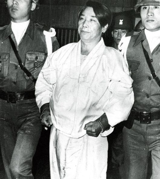 김재규(왼쪽 두 번째) 전 중앙정보부장이 1979년 12월 4일 육본계엄보통군법회의 첫 공판에 출두하고 있다. 한국일보 자료사진