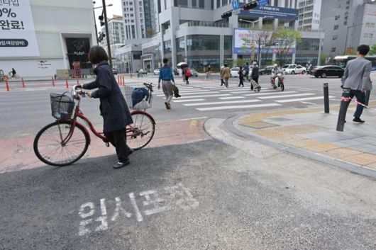 강동구 대형 땅꺼짐에 이어 연달아 땅꺼짐이 발견된 강동역 1번 출구 인근 횡단보도가 17일 임시조치돼 있다. 16일 서울 동부도로관리사업소는 임시 보수 조치를 실시하고 정확한 원인 분석을 구청에 의뢰했다. 최주연 기자