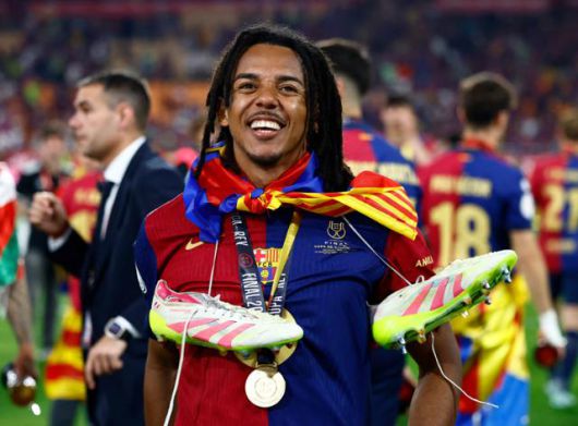 FC바르셀로나의 쥘 쿤데가 27일(한국시간) 스페인 세비야의 에스타디오 올림피코 라 카르투하에서 열린 레알 마드리드와의 2024~25시즌 국왕컵 결승전에서 2-2로 팽팽하던 연장 후반 결승골을 넣어 우승한 뒤 환하게 웃고 있다. 세비야=로이터 연합뉴스