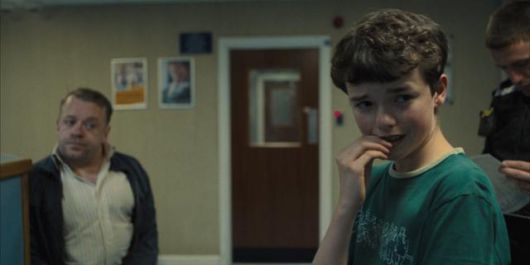 넷플릭스 드라마 '소년의 시간'에서 동급생 여자아이를 살해한 혐의로 체포된 13세 소년 제이미(오른쪽·오언 쿠퍼 분). 넷플릭스 제공