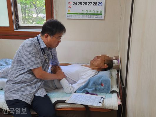 조규석 부천시민의원 원장이 경기 부천의 한 간암 말기 환자 자택에 방문해 진료하는 모습. 이 환자는 거동이 불편해지면서 방문 진료를 신청해 영양 수액을 처방받았다. 이성원 기자