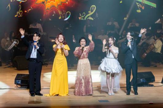 가수 이미자(맨 가운데)가 26일 서울 세종문화회관 대극장에서 후배 가수 조항조(왼쪽부터), 주현미, 정서주, 김용빈과 함께 자신의 마지막 콘서트에서 노래하고 있다. 쇼당이엔티 제공