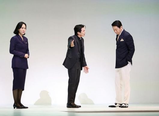 무대 위에서 열연 중인 배우들. 더블케이엔터테인먼트 제공