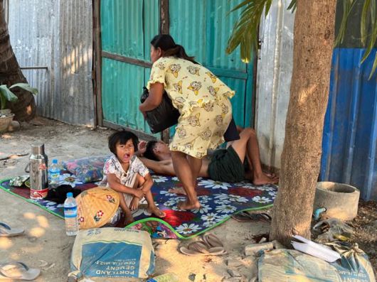 지난달 28일 발생한 미얀마 규모 7.7 강진의 '진앙'으로 꼽히는 사가잉에서 3일 주민들이 무너진 집 바로 앞에서 휴식을 취하고 있다. 사가잉=허경주 특파원