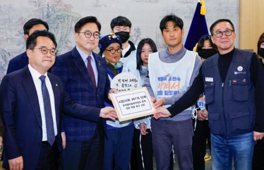 최현환(오른쪽 두 번째) 민주노총 금속노조 한국옵티칼하이테크지회장이 지난달 7일 서울 여의도 국회에서 우원식(왼쪽 두 번째) 국회의장에게 한국옵티칼하이테크 문제 해결을 촉구하는 서한을 전달하고 있다. 뉴스1