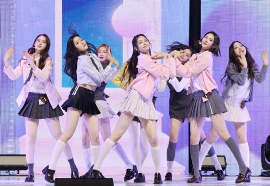 걸그룹 하츠투하츠(Hearts2Hearts)가 2월 24일 서울 광진구 예스24라이브홀에서 열린 첫 번째 싱글 언론 공개회를 통해 타이틀곡 '더 체이스'를 선보이고 있다. 연합뉴스