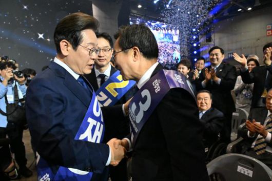 \1대 대선 더불어민주당 후보로 선출된 이재명 후보가 27일 경기 고양시 킨텍스에서 열린 수도권·강원·제주 합동연설회에서 수락연설을 하기 전 김동연 경선 후보와 악수하고 있다.가운데는 김경수 경선 후보. 뉴스1