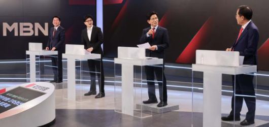 26일 서울 중구 매경미디어센터에서 열린 국민의힘 대통령선거 제2차 경선 후보자 토론회에서 경선 주자들이 토론에 앞서 대화를 나누고 있다. (왼쪽부터) 안철수 국민의힘 의원, 한동훈 전 대표, 김문수 전 고용노동부 장관, 홍준표 전 대구시장. 국회사진기자단